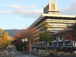 奈良県庁と若草山