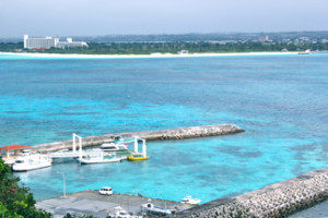 エメラルドグリーンの港