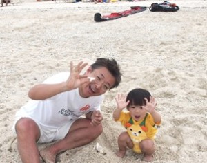 ビーチで砂遊び