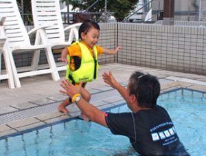 プールにジャンプ