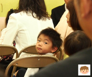 後ろをキョロキョロ