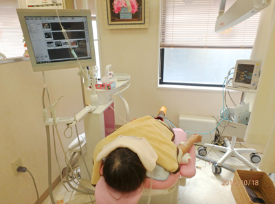 点滴をしながらインプラント手術