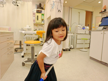 石切駅前　掃除　子ども