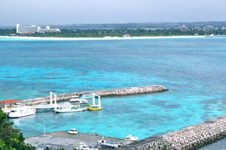 エメラルドグリーンの港