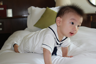 鈴木一世　ハイハイしてます