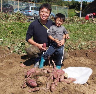 イモの収穫を祝う