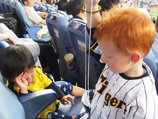 チラチラ覗く息子