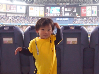 泣き止んで照れる息子